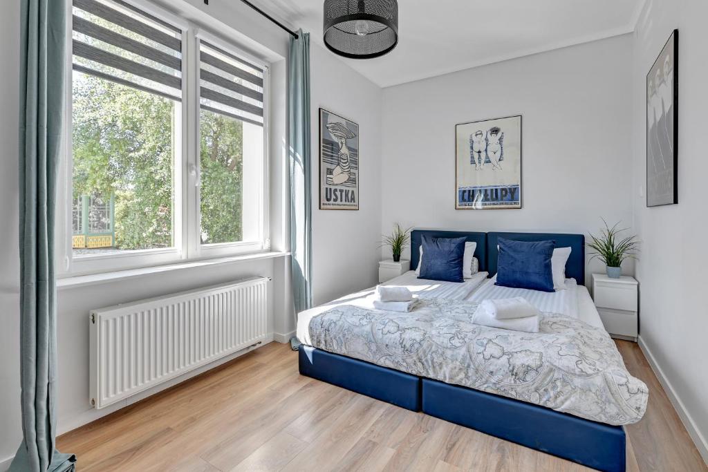 um quarto com uma cama e uma grande janela em Lion Apartments - Ibiza em Sopot
