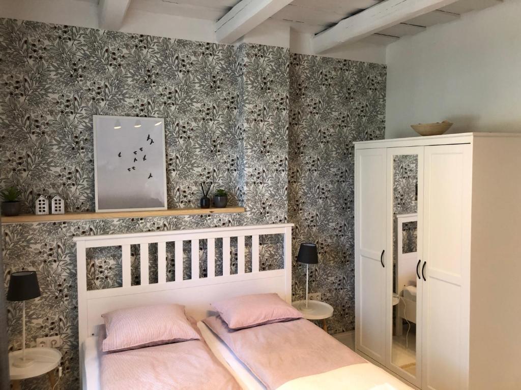 Ένα ή περισσότερα κρεβάτια σε δωμάτιο στο Cseri Porta Kisház