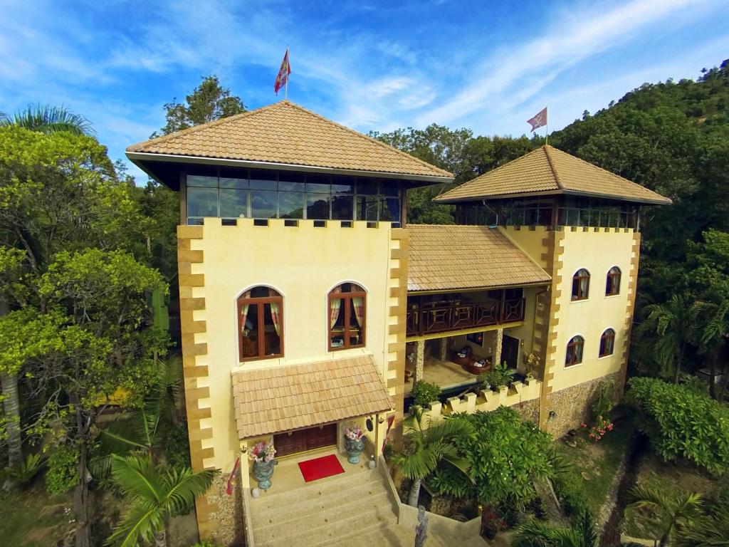 eine Luftansicht eines Hauses im Wald in der Unterkunft Ever dreamed of staying in a 2 Bedroom Castle-SDV044C-By Samui Dream Villas in Koh Samui 