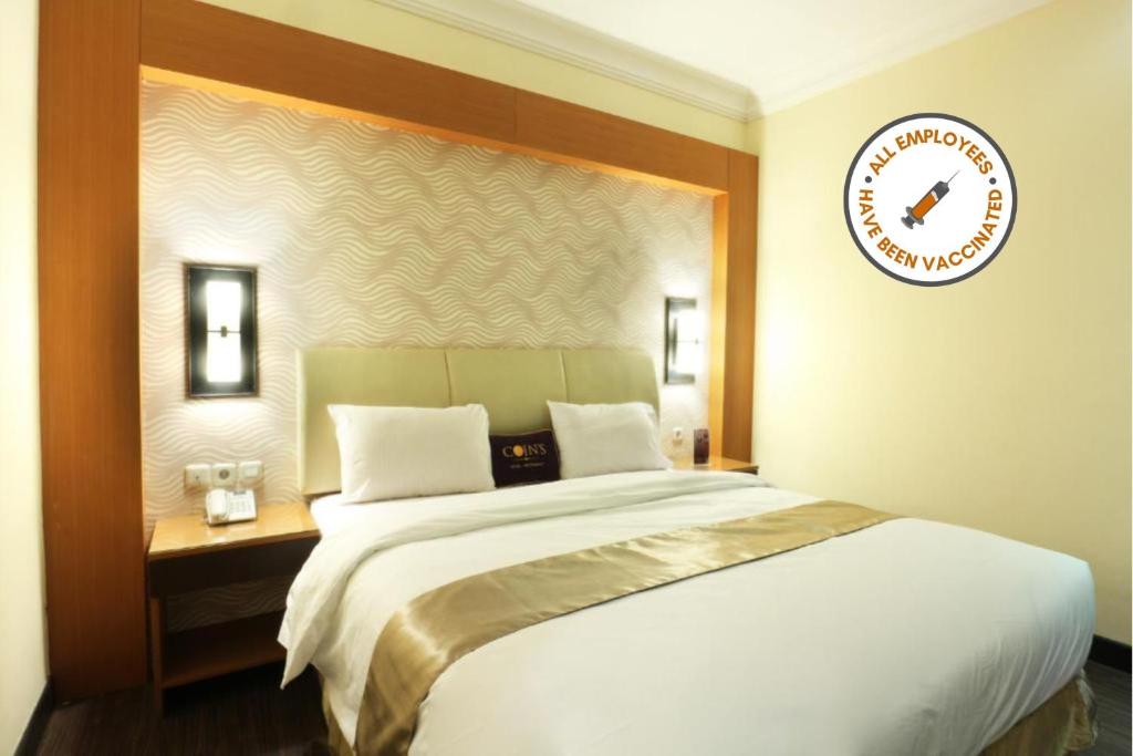 Tempat tidur dalam kamar di Coins Hotel Jakarta