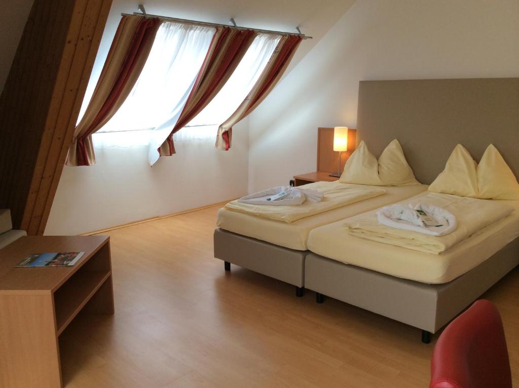 Postel nebo postele na pokoji v ubytování Stadthotel Schwerterbräu