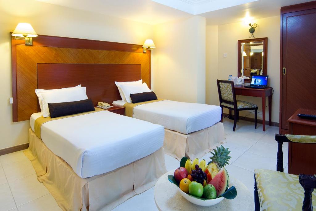 Un pat sau paturi într-o cameră la Mookai Hotel
