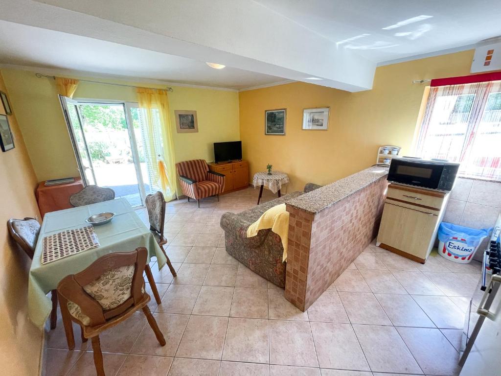 Kuchyň nebo kuchyňský kout v ubytování Apartmani Leonarda