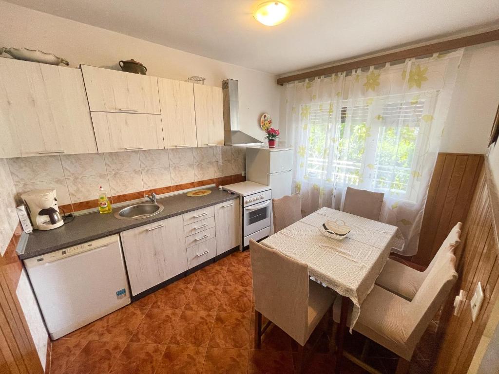 Kuchyň nebo kuchyňský kout v ubytování Apartmani Leonarda