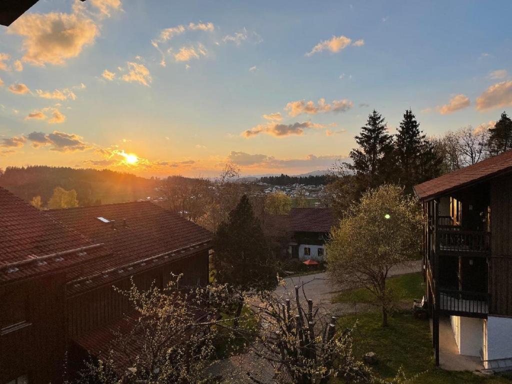 een uitzicht op de zonsondergang vanuit een huis bij Appartement zum Hirsch'n in Waldkirchen