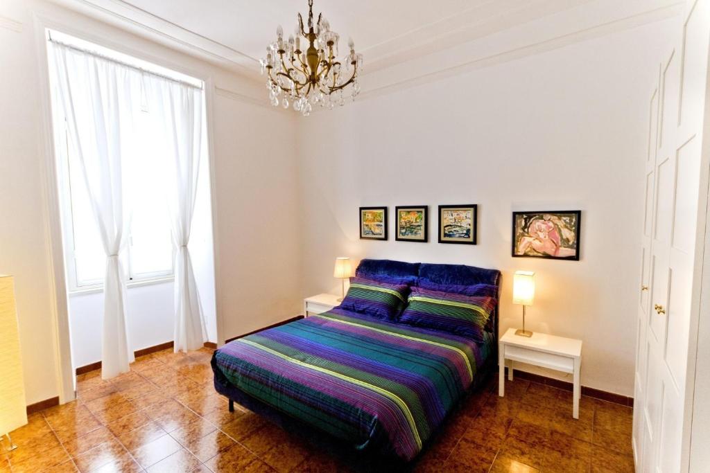 1 dormitorio con cama y lámpara de araña en Il Limone A San Pietro, en Roma