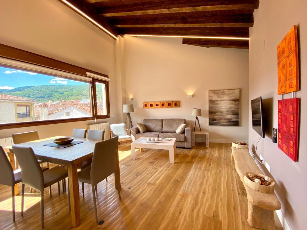 A seating area at Apartamentos Turísticos Ezcaray