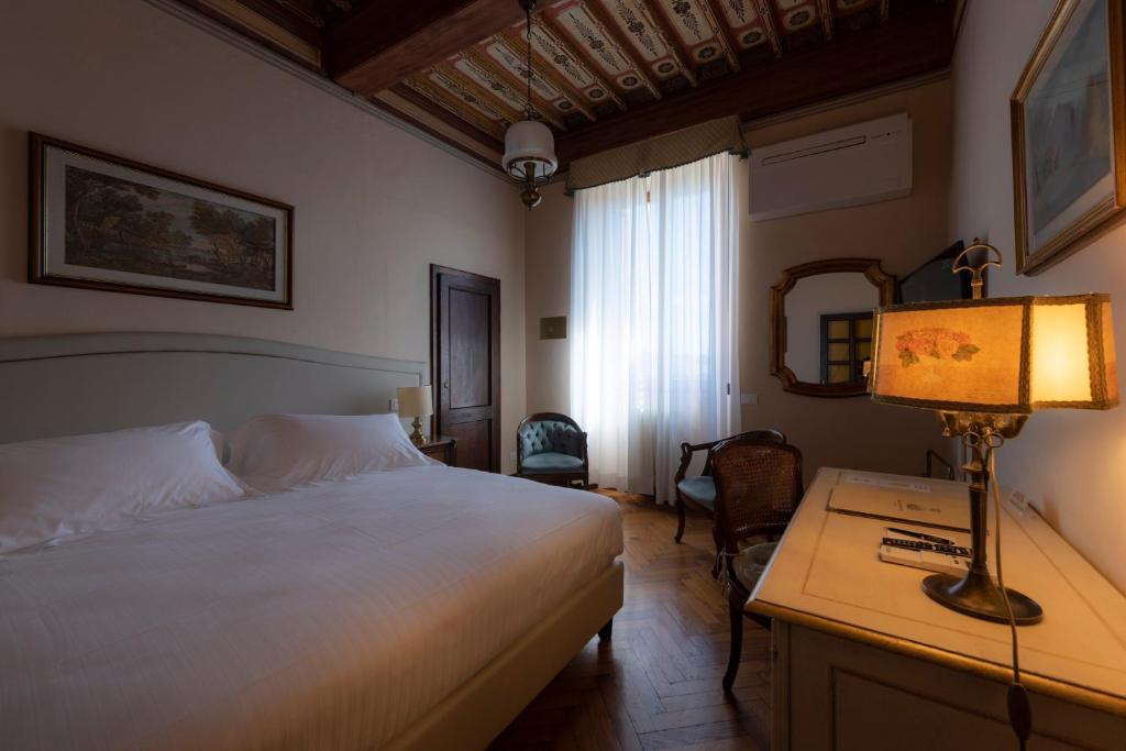 Postel nebo postele na pokoji v ubytování Villa Scacciapensieri Boutique Hotel