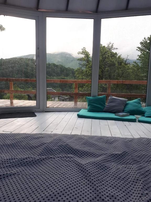 Nespecifikovaný výhled na hory nebo výhled na hory při pohledu z luxury tent