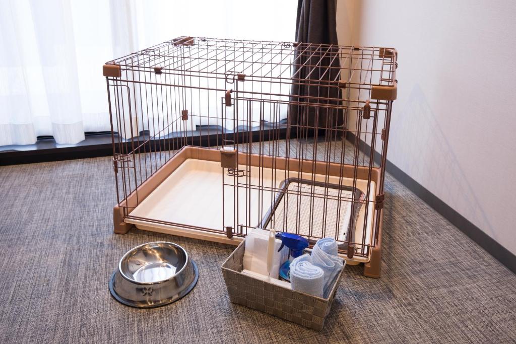 a bird cage sitting on the floor in a room at HOTEL R9 Kujukuri "ex Casual Resort COFF Ichinomiya" in Ichinomiya