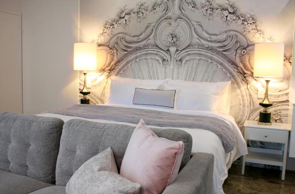 sypialnia z dużym białym łóżkiem i kanapą w obiekcie Haven on the Park w mieście Perth