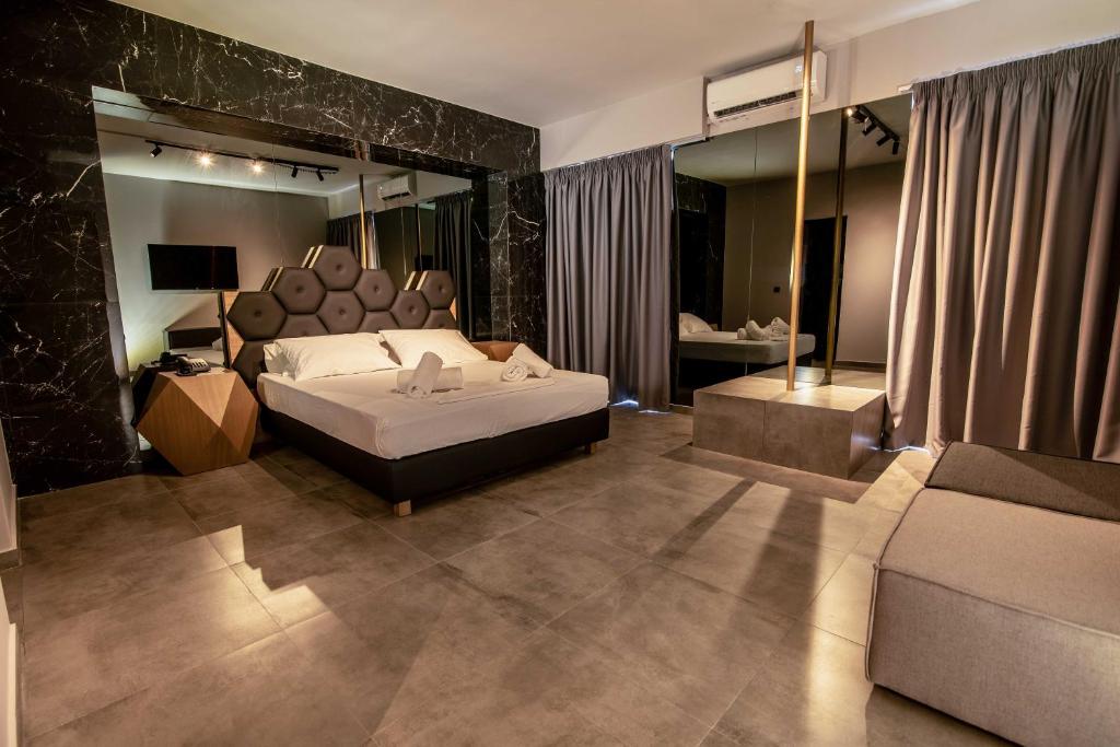 Кровать или кровати в номере Ruby Rooms Athens