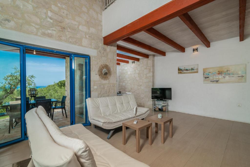 TV a/nebo společenská místnost v ubytování Astarte Villas - Beach Villa Nout