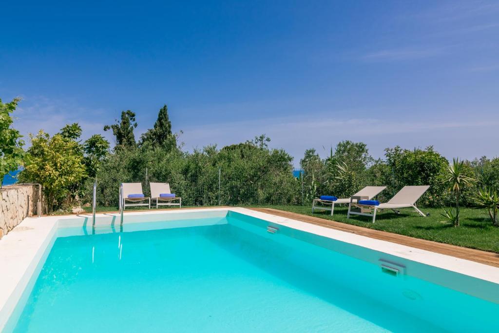 Bazén v ubytování Astarte Villas - Beach Villa Nout nebo v jeho okolí