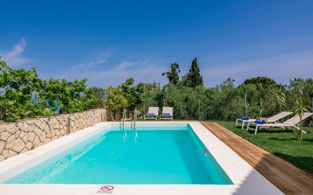 Bazén v ubytování Astarte Villas - Beach Villa Nout nebo v jeho okolí