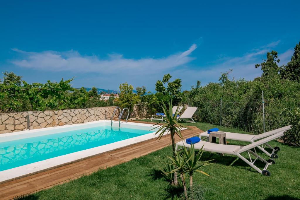 Bazén v ubytování Astarte Villas - Beach Villa Nout nebo v jeho okolí