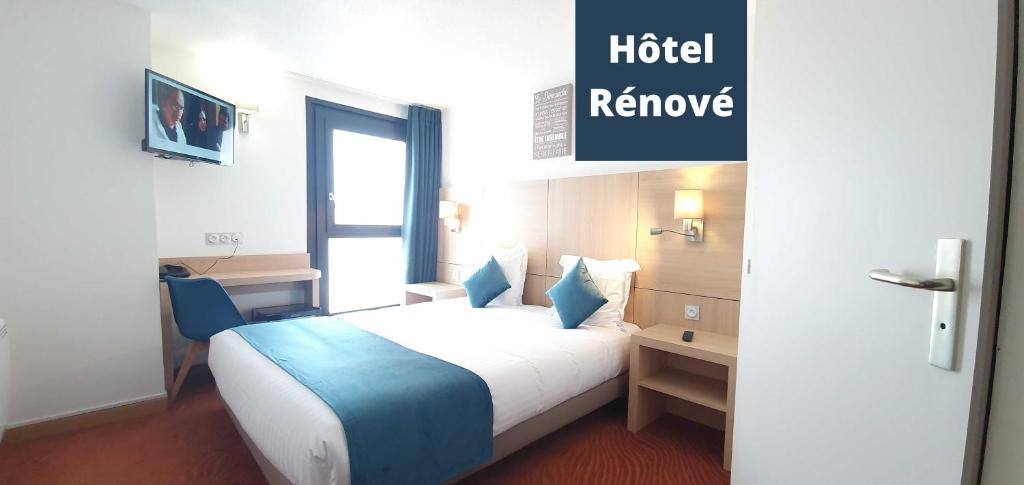 una habitación de hotel con una cama y un letrero de retirada del hotel en Hotel du Golf Coignieres, en Coignières