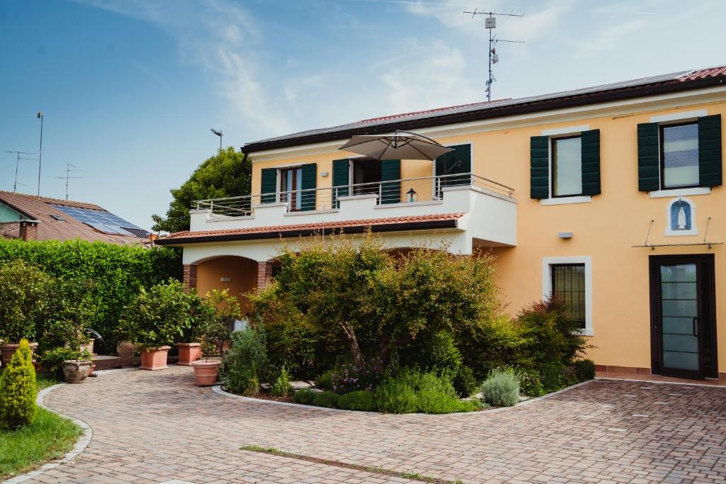 una casa con una entrada de ladrillo delante de ella en NIDO DEL GELSO en Verona