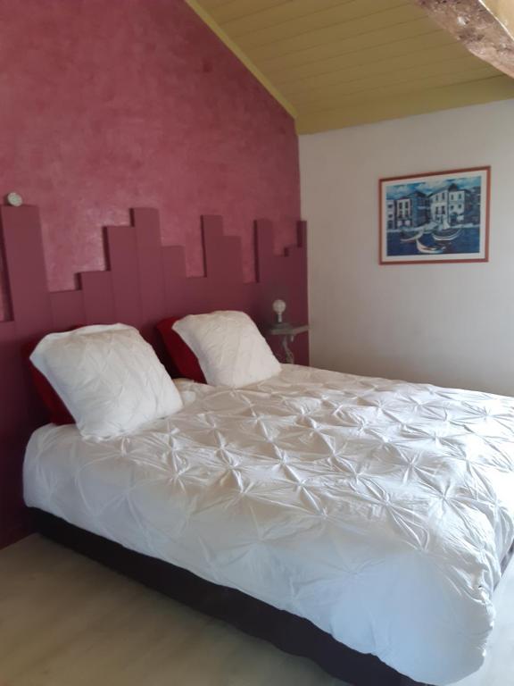Postel nebo postele na pokoji v ubytování CHAMBRE DOUBLE AVEC PISCINE ET JACUZZI