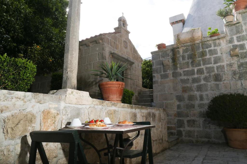 un tavolo con un piatto di cibo su un patio di Villa Filipa a Cavtat