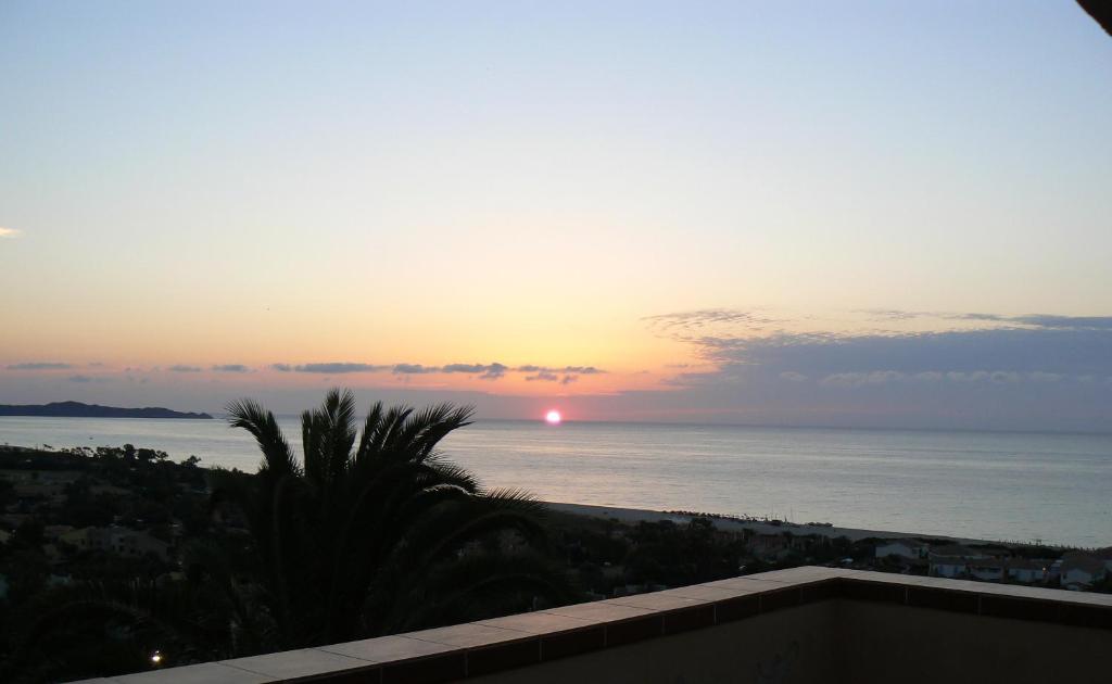 einen Sonnenuntergang vom Balkon einer Eigentumswohnung in der Unterkunft Domus Bellavista in Monte Nai