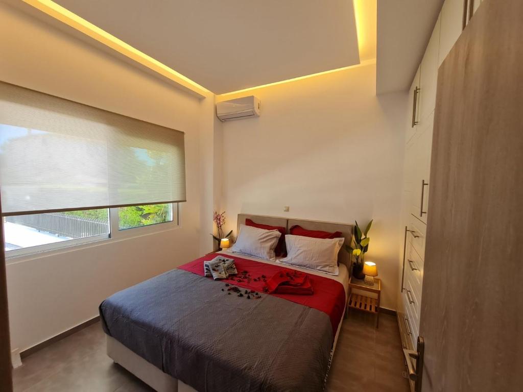 Rúm í herbergi á 'Aegean Breeze' Lux & Cozy Apartment in Nea Makri
