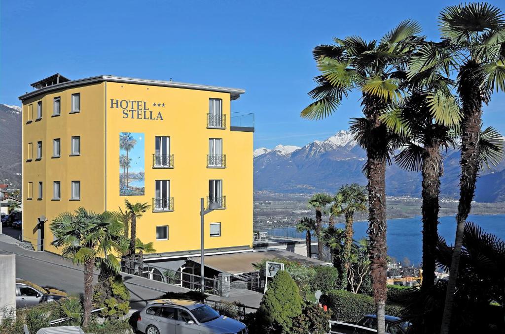 ein gelbes Gebäude mit dem Hotel stella darauf geschrieben in der Unterkunft Hotel Stella SA in Locarno
