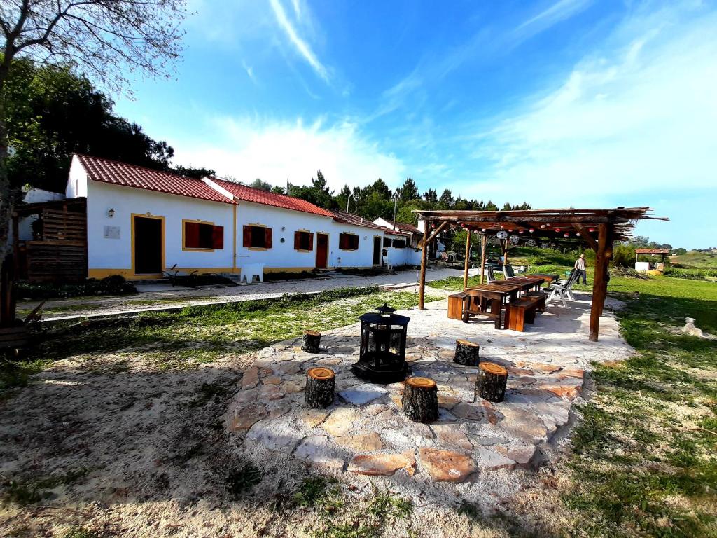 einen Hinterhof mit einem Picknicktisch und einem Gebäude in der Unterkunft Valvida in Gaio