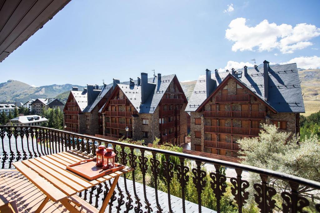 un banco de madera en la parte superior de un balcón en Wood ✪ WiFi, terraza ✪ Ideal excursiones en Formigal