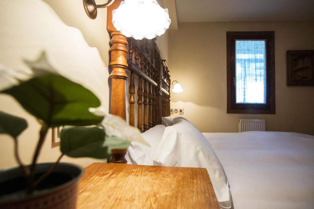 Postel nebo postele na pokoji v ubytování Wood ✪ WiFi, terraza ✪ Ideal excursiones