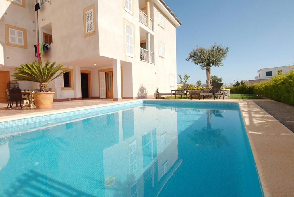 una gran piscina frente a una casa en Villa Casa Abel with swimming pool en Can Picafort