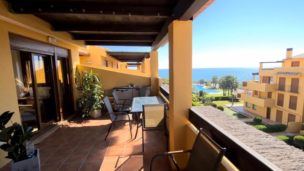 balcón con mesa, sillas y vistas al océano en Luxury Penthouse Alcossebre Beach Resort - ALBERT VILLAS en Alcocéber