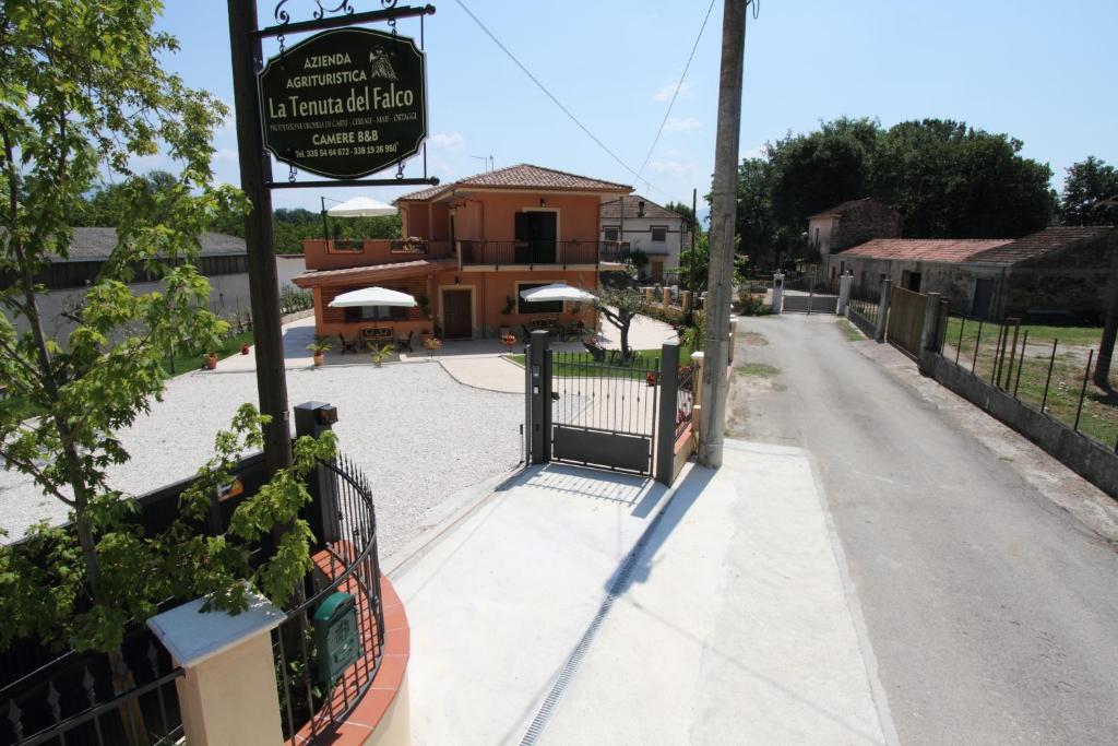 una calle vacía con una puerta y un edificio en Azienda Agrituristica La Tenuta del Falco, en Piedimonte San Germano