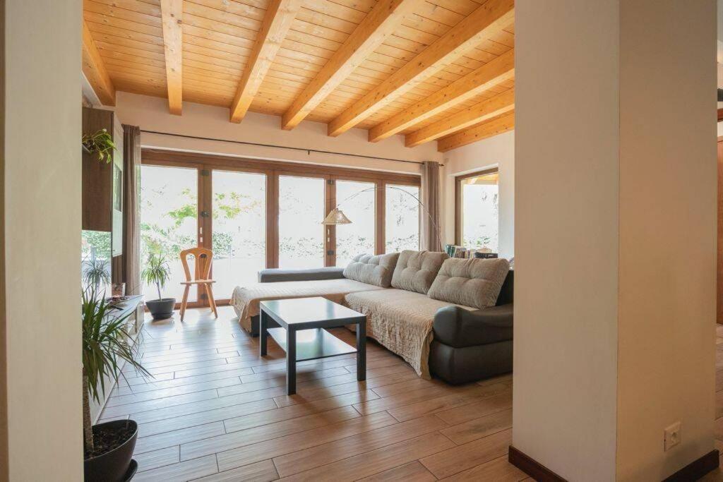 un soggiorno con divano e tavolo di Lovely house in the most peacefull place of Grado a Grado