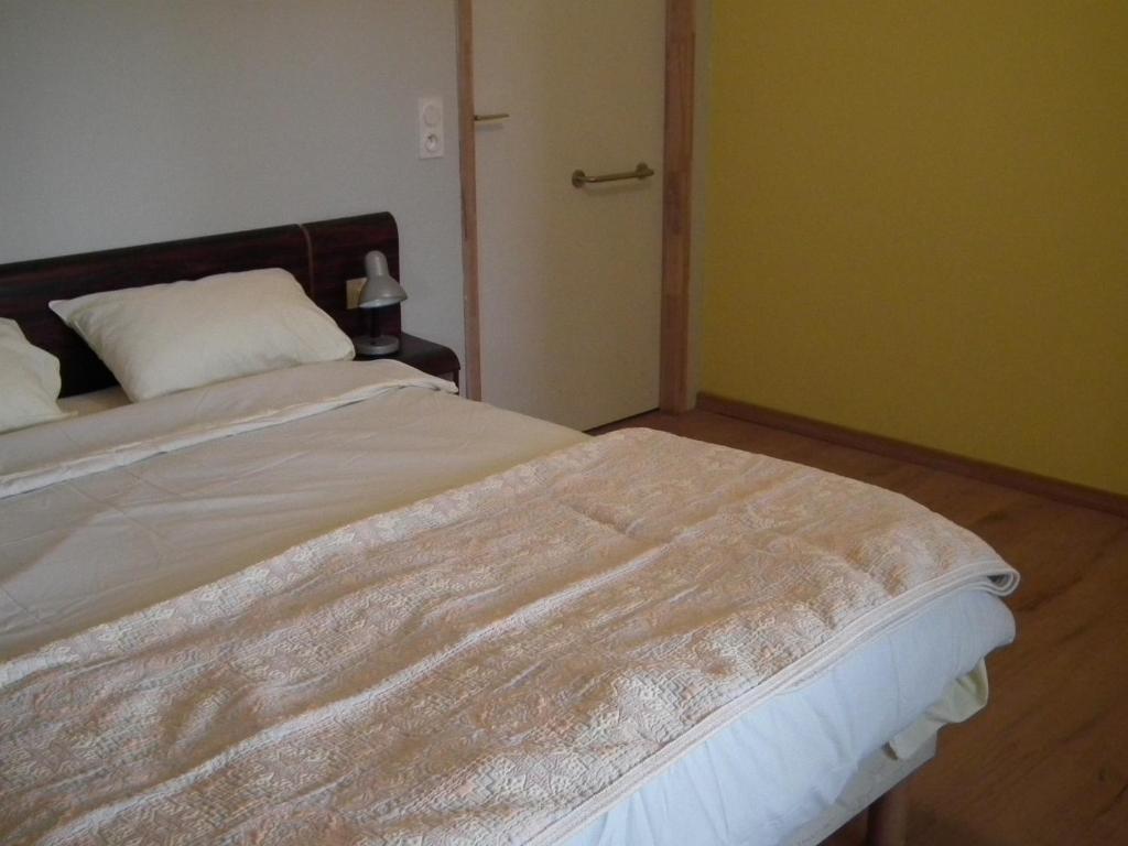 Rúm í herbergi á Friendly Auberge