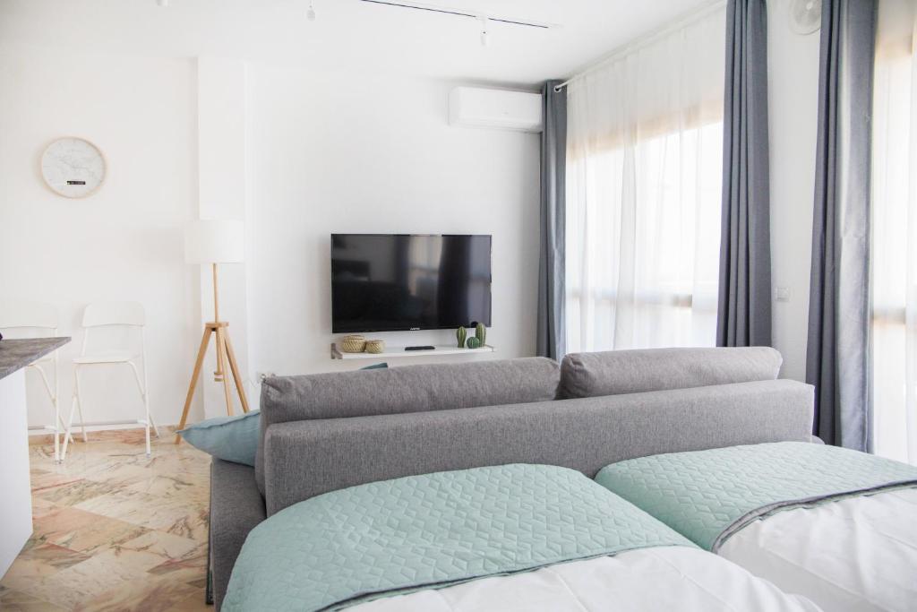 TV a/nebo společenská místnost v ubytování OleHolidays Romana Playa 336 vistas al mar