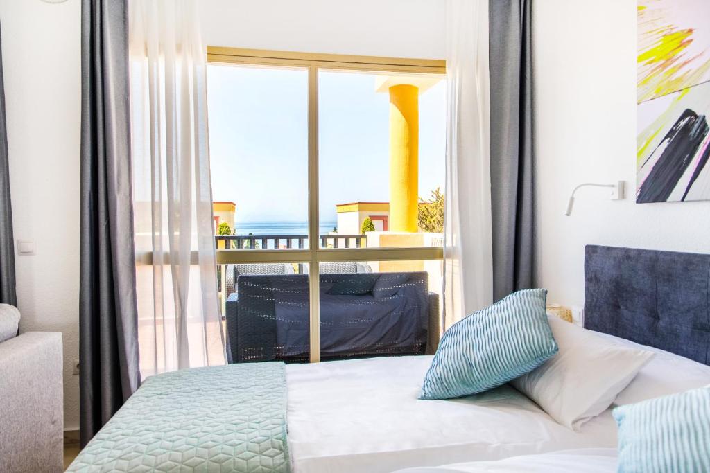 Postel nebo postele na pokoji v ubytování OleHolidays Romana Playa 336 vistas al mar