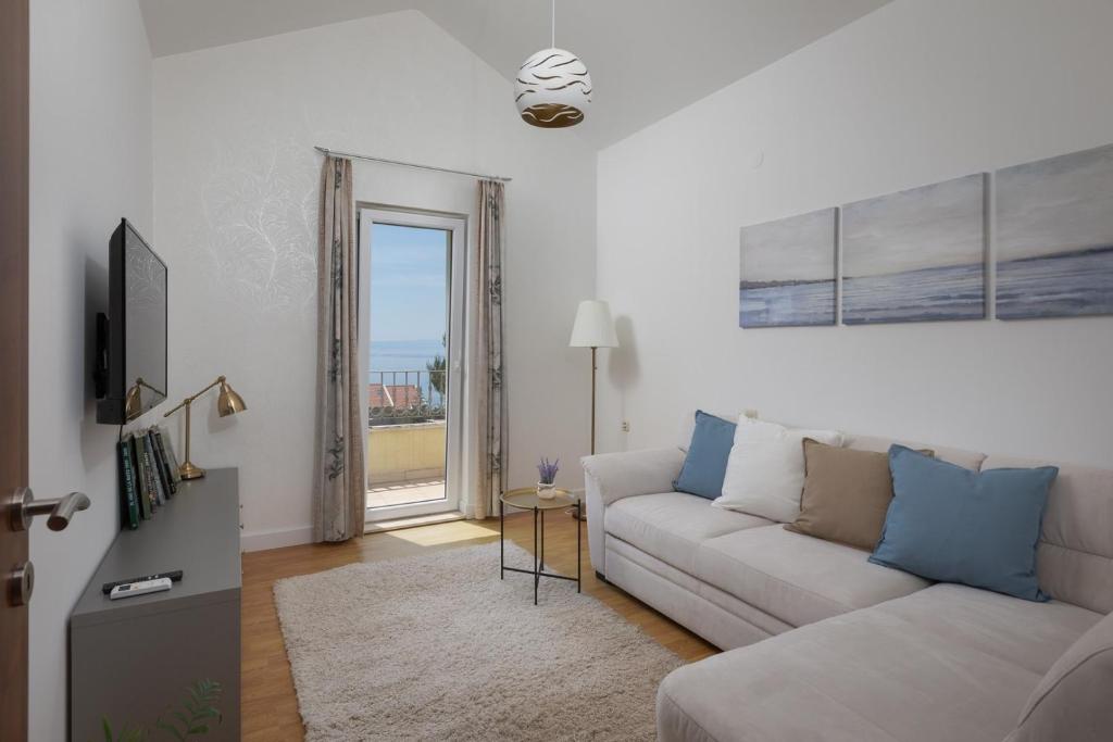 Televízia a/alebo spoločenská miestnosť v ubytovaní Holiday house Luna in Makarska with private pool