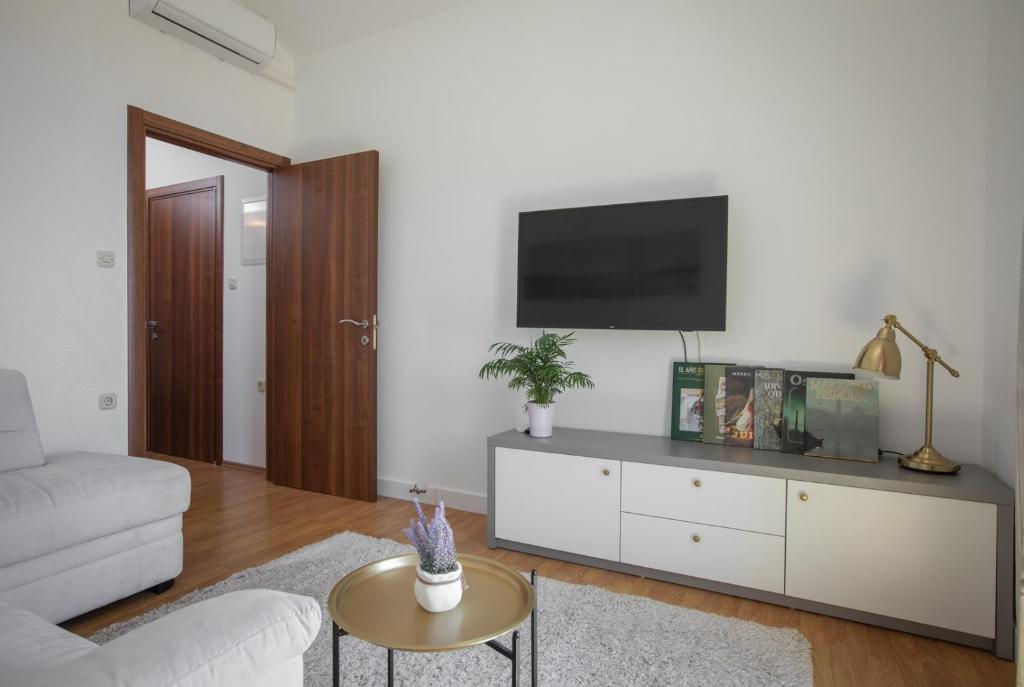 Televízia a/alebo spoločenská miestnosť v ubytovaní Holiday house Luna in Makarska with private pool
