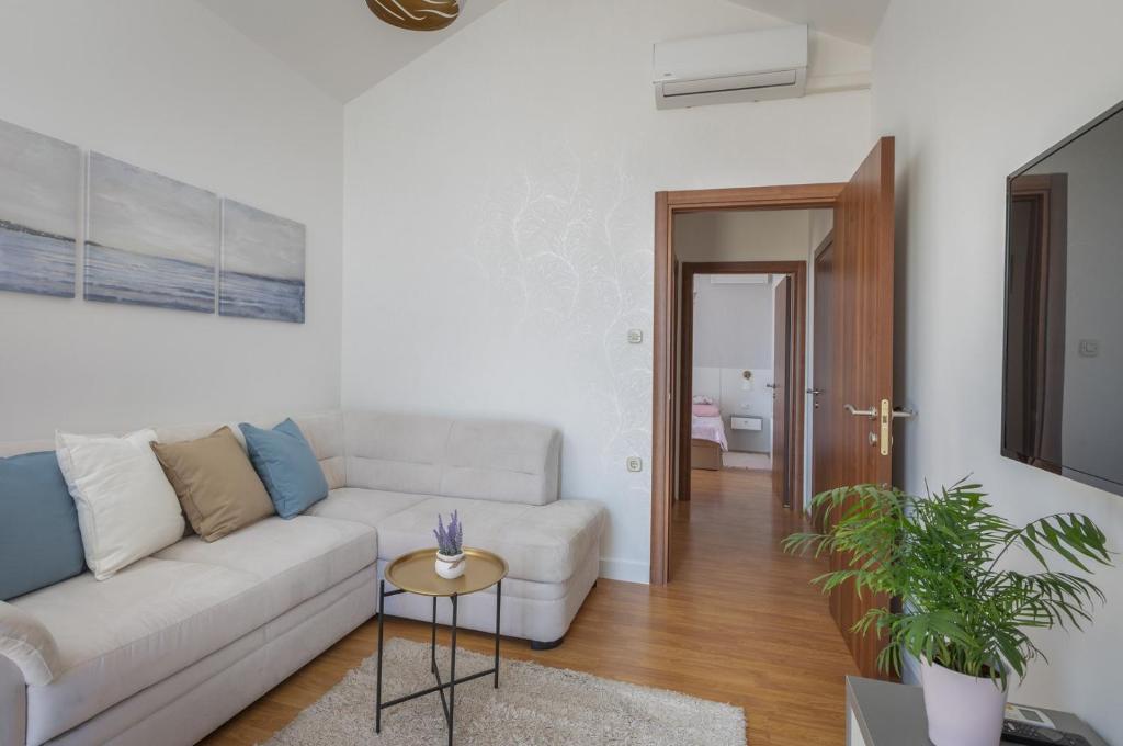 Posedenie v ubytovaní Holiday house Luna in Makarska with private pool
