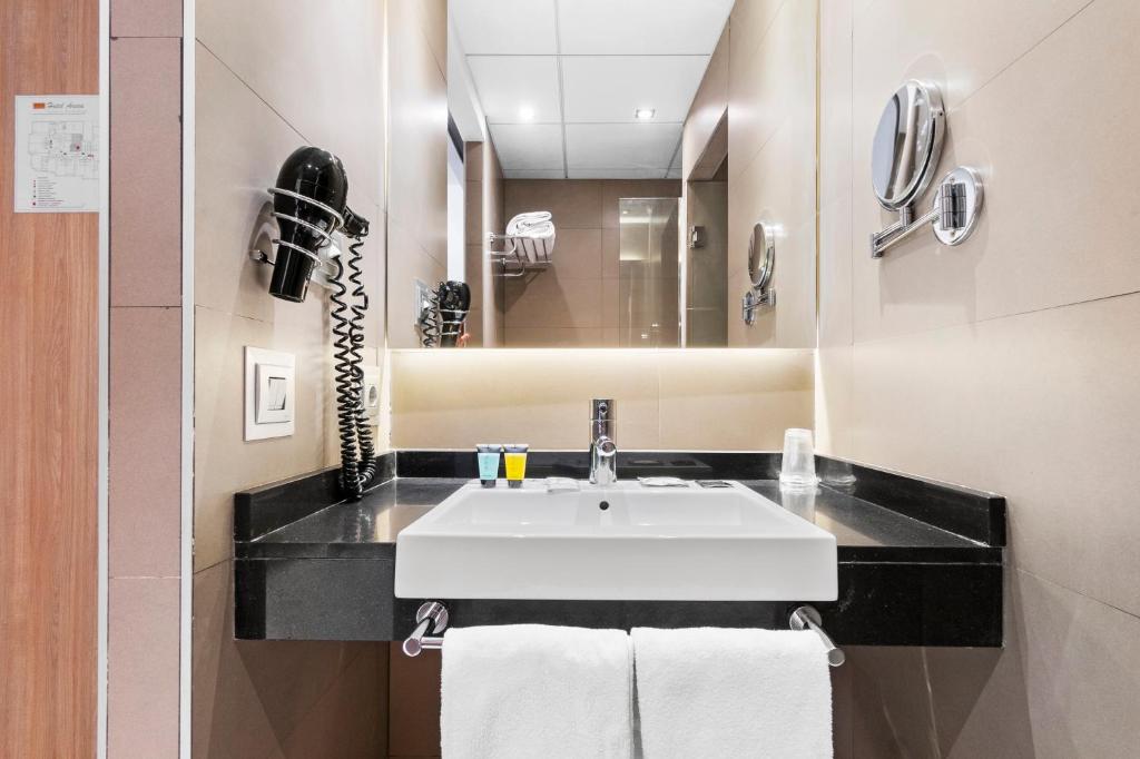 a bathroom with a white sink and a mirror at Hotel Areca in Torrellano