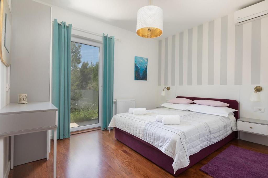 Posteľ alebo postele v izbe v ubytovaní Holiday house Luna in Makarska with private pool