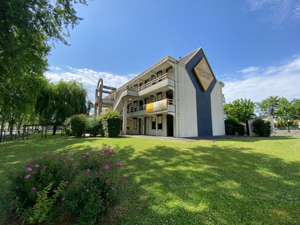 un edificio con un cartel en la parte delantera en Premiere Classe Brive La Gaillarde Ouest, en Brive-la-Gaillarde