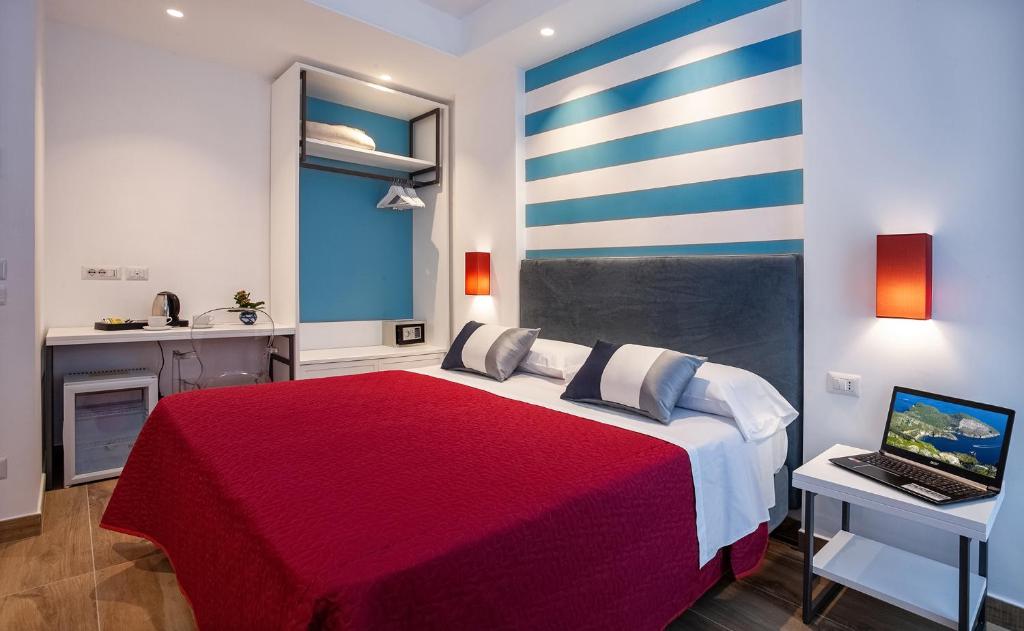 A bed or beds in a room at Hotel Angelina