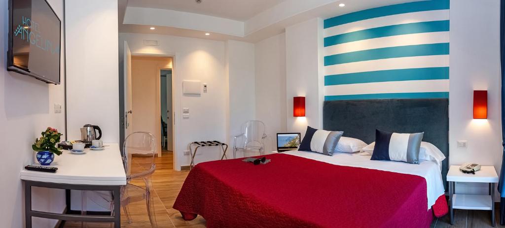 A bed or beds in a room at Hotel Angelina