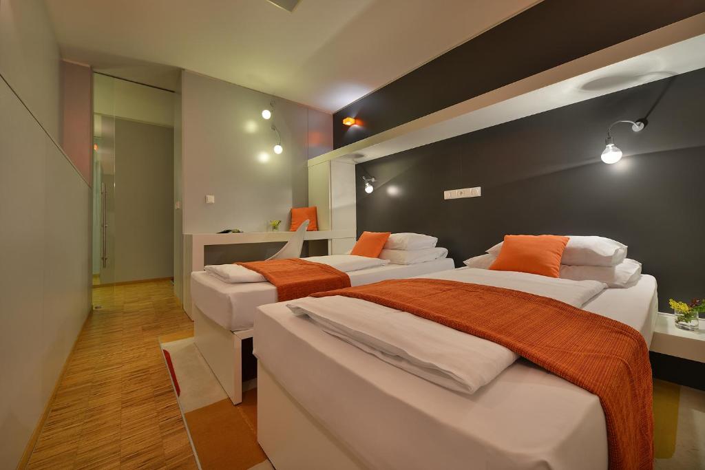 Una cama o camas en una habitación de Omnia Hotel Relax & Wellness