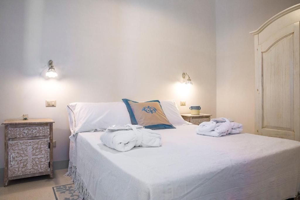 Een bed of bedden in een kamer bij Trullitria Rooms