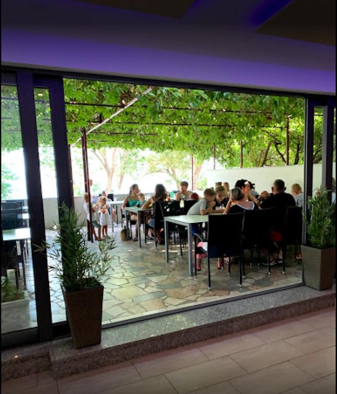 Reštaurácia alebo iné gastronomické zariadenie v ubytovaní Beach Apartment Val