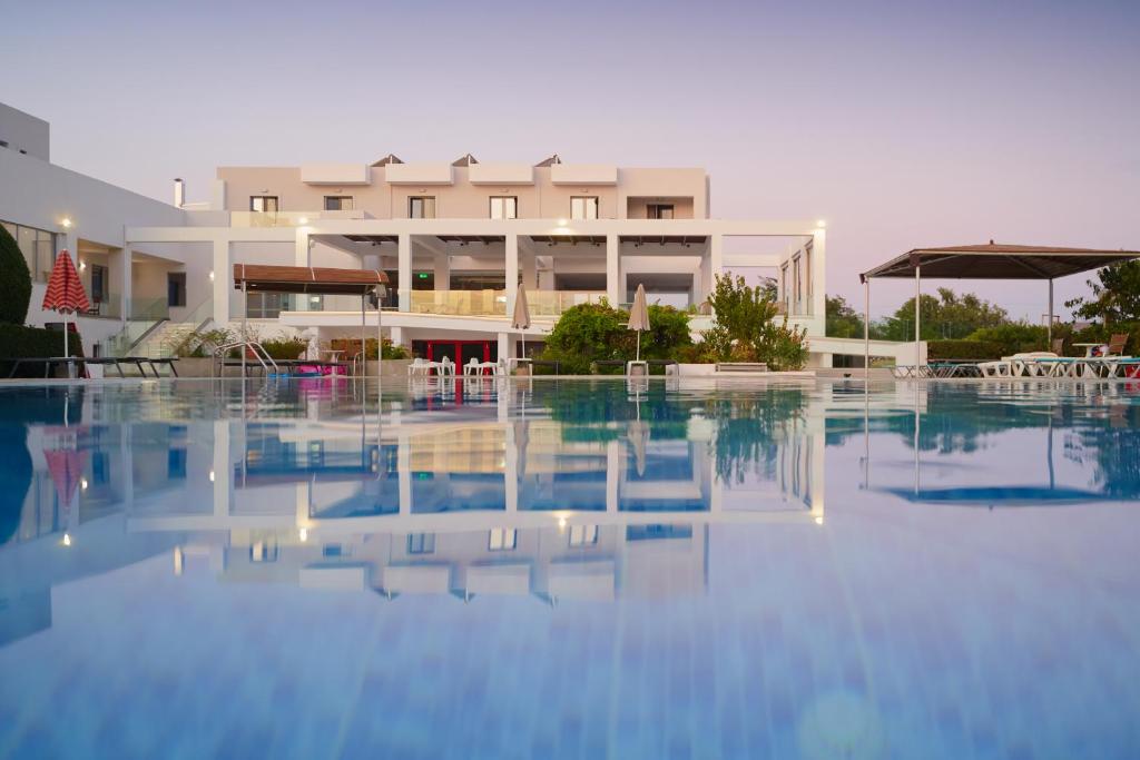 una grande piscina di fronte a un edificio di Sunny View Hotel a Kardámaina
