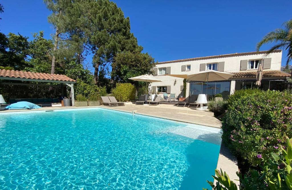 una piscina en el patio trasero de una casa en Villa Limone, maison d'hôtes en Calenzana